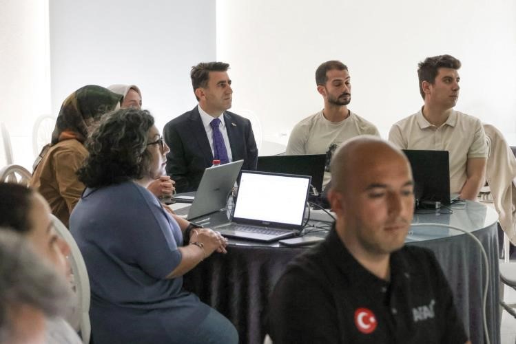 40 kamu personeline 36 saatlik eğitim veriliyor
