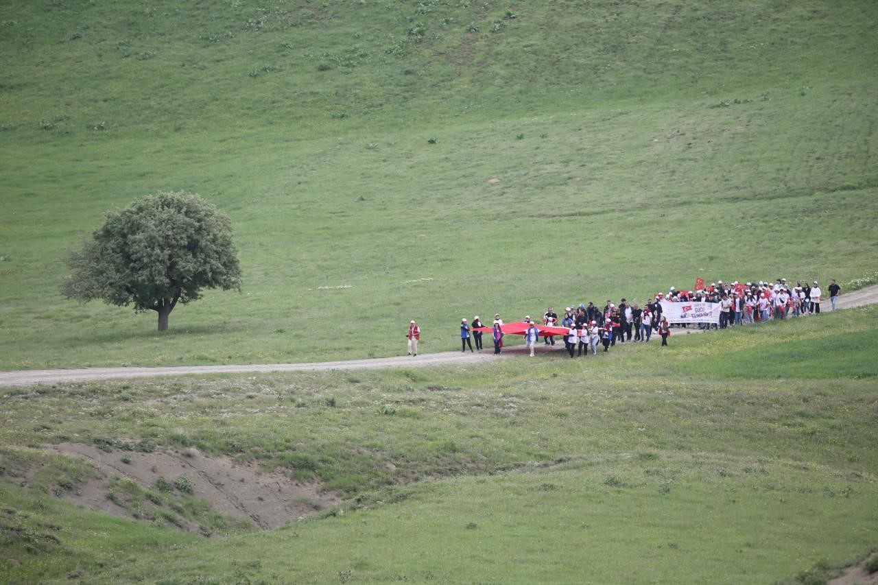 Muş’ta gençler Türk bayrağıyla doğada buluştu
