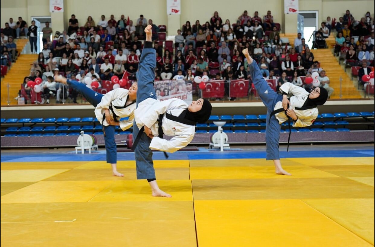 Isparta’da 19 Mayıs Atatürk’ü Anma ve Gençlik Spor Bayramı coşkuyla kutlandı
