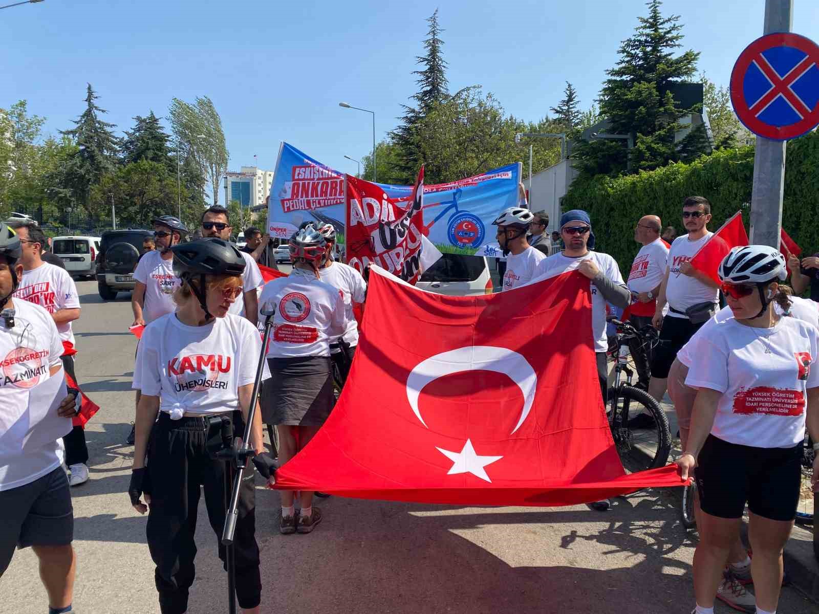 ÜNİPERSEN üyeleri Eskişehir’den Ankara’ya pedal çevirdi
