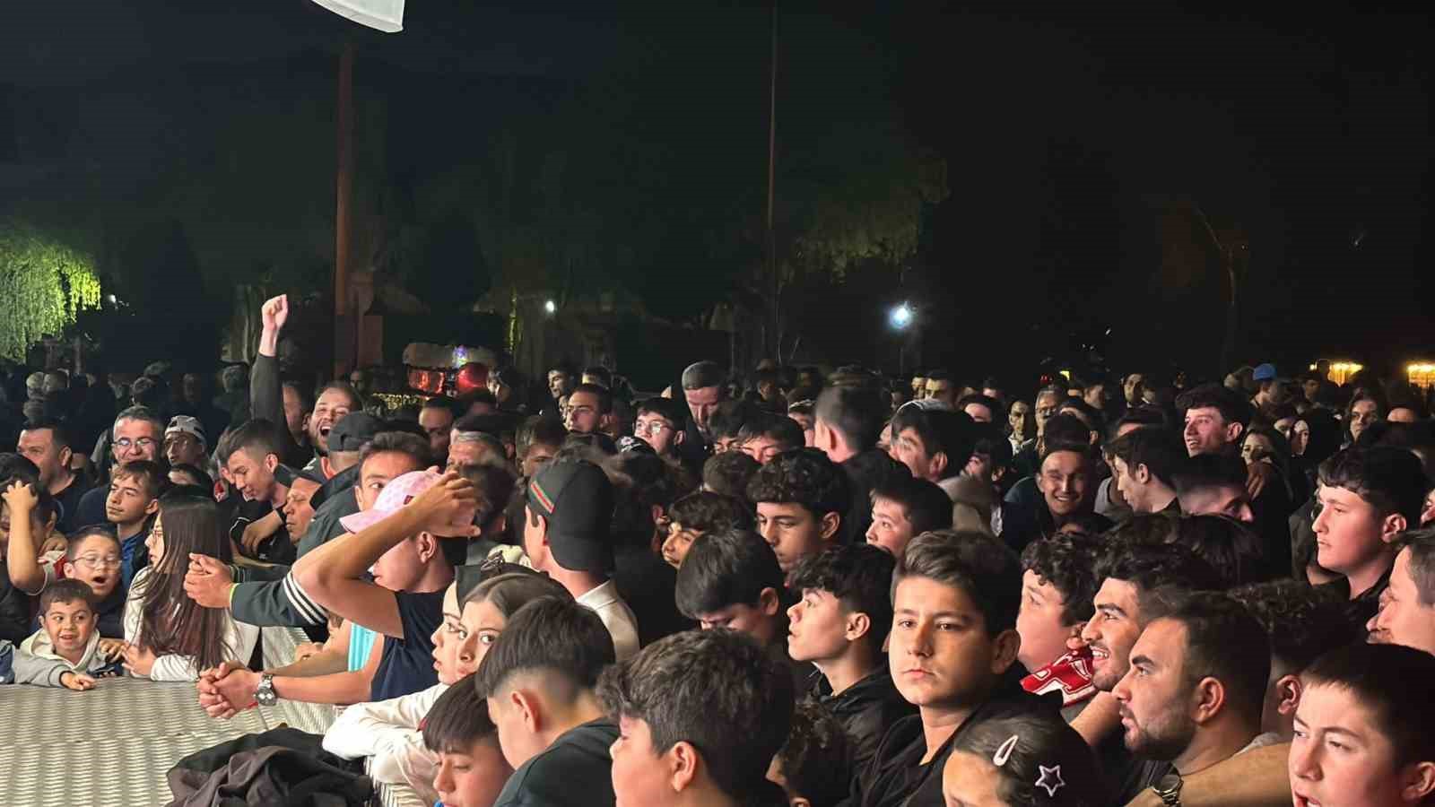 Boluspor-Bandırmaspor maçını yüzlerce taraftar dev ekrandan izledi
