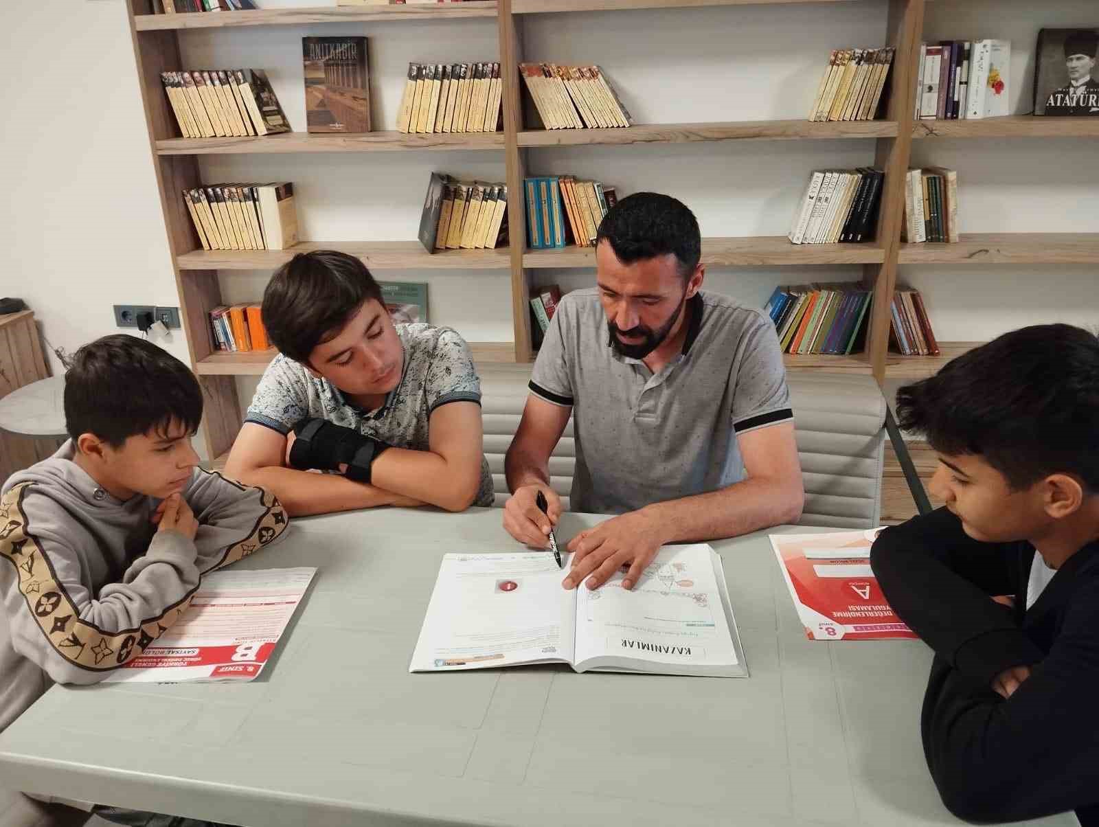 Karacasu&rsquo;da LGS &ouml;ğrencilerine et&uuml;t desteği
