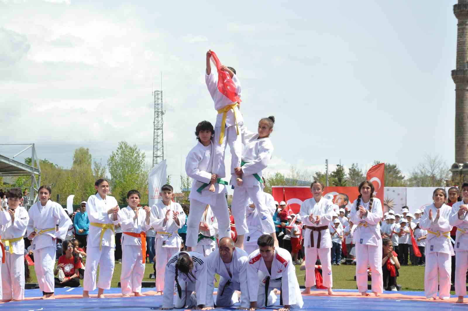 Kars’ta 19 Mayıs coşkuyla kutlandı