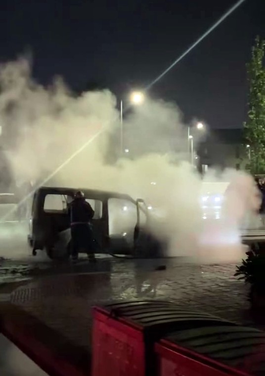 Hafif ticari ara&ccedil; alev topuna d&ouml;nd&uuml;
