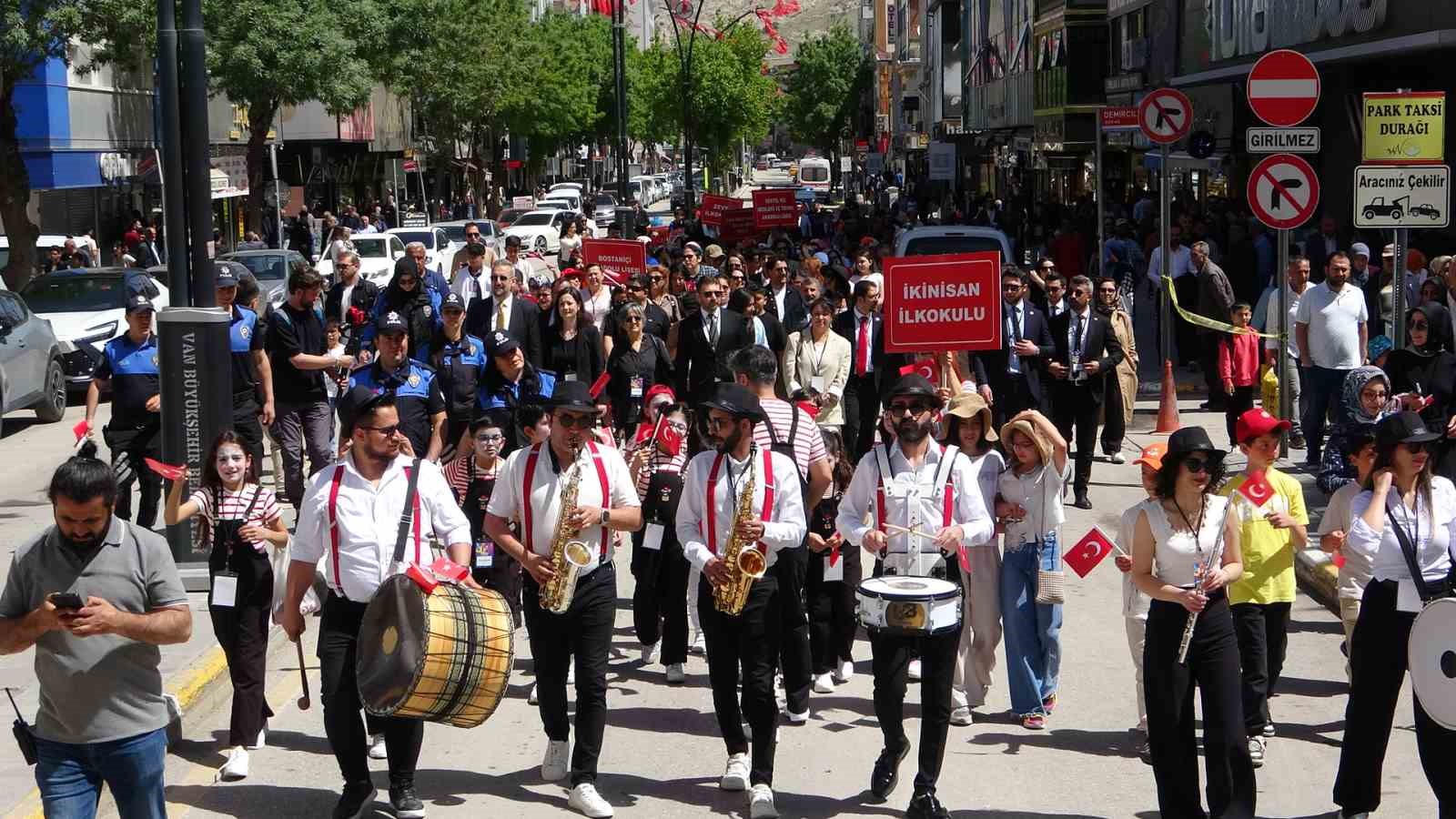 Van’da ‘22. Akdamar Çocuk ve Gençlik Tiyatroları Şenliği’ başladı