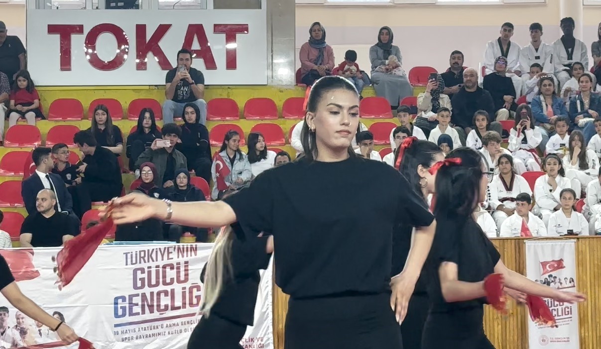 Tokat’ta geleneksel ellik halayı modern step ile yeni boyut kazandı