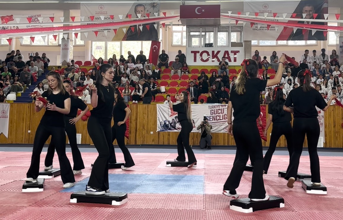 Tokat&rsquo;ta geleneksel ellik halayı modern step ile yeni boyut kazandı
