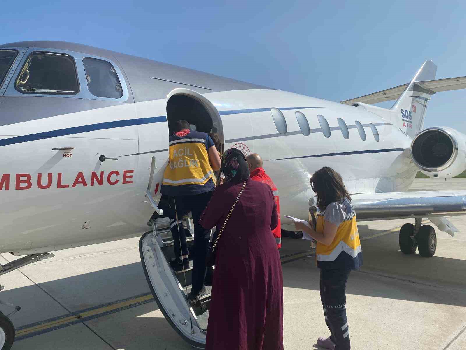 Ağrı’da karaciğer yetmezliği teşhisi konan 2 yaşındaki çocuk, ambulans uçakla Ankara’ya nakledildi