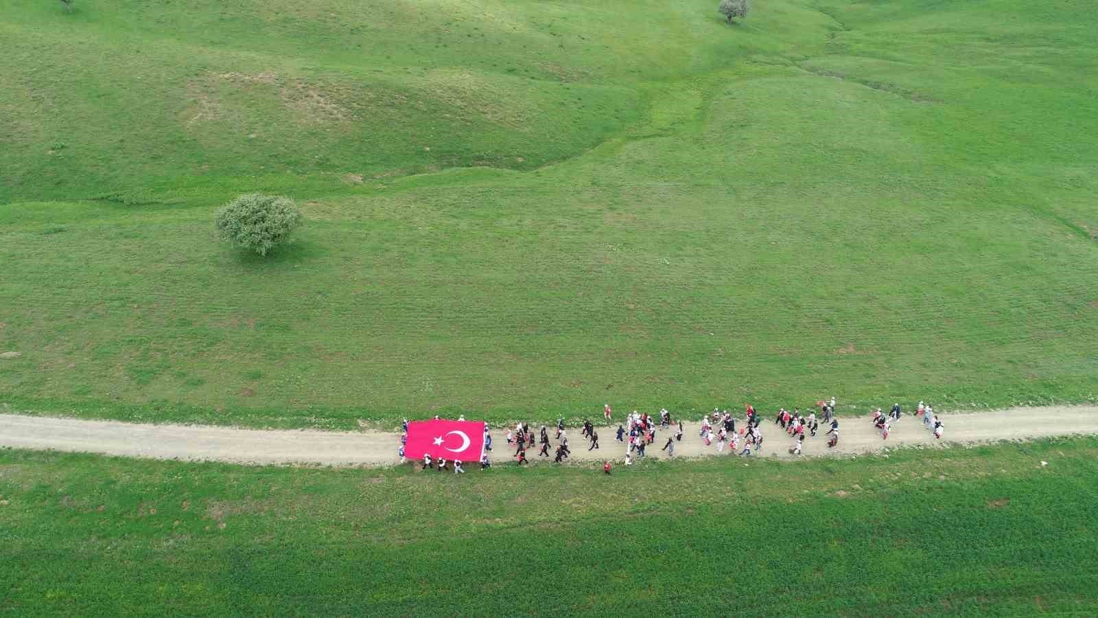Muş’ta gençler Türk bayrağıyla doğada buluştu