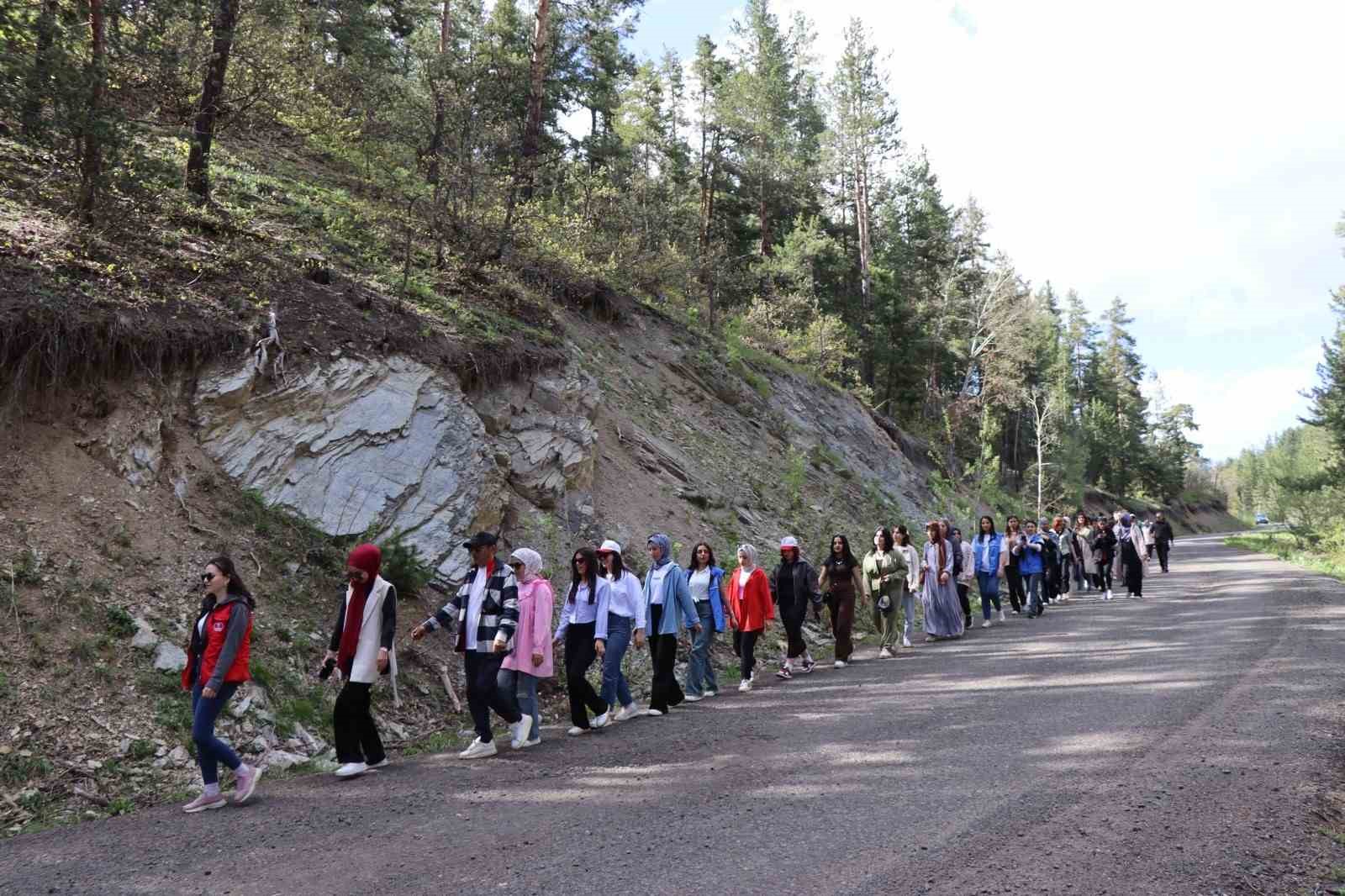 Erzurum&rsquo;da gen&ccedil;ler 19 Mayıs i&ccedil;in y&uuml;r&uuml;d&uuml;
