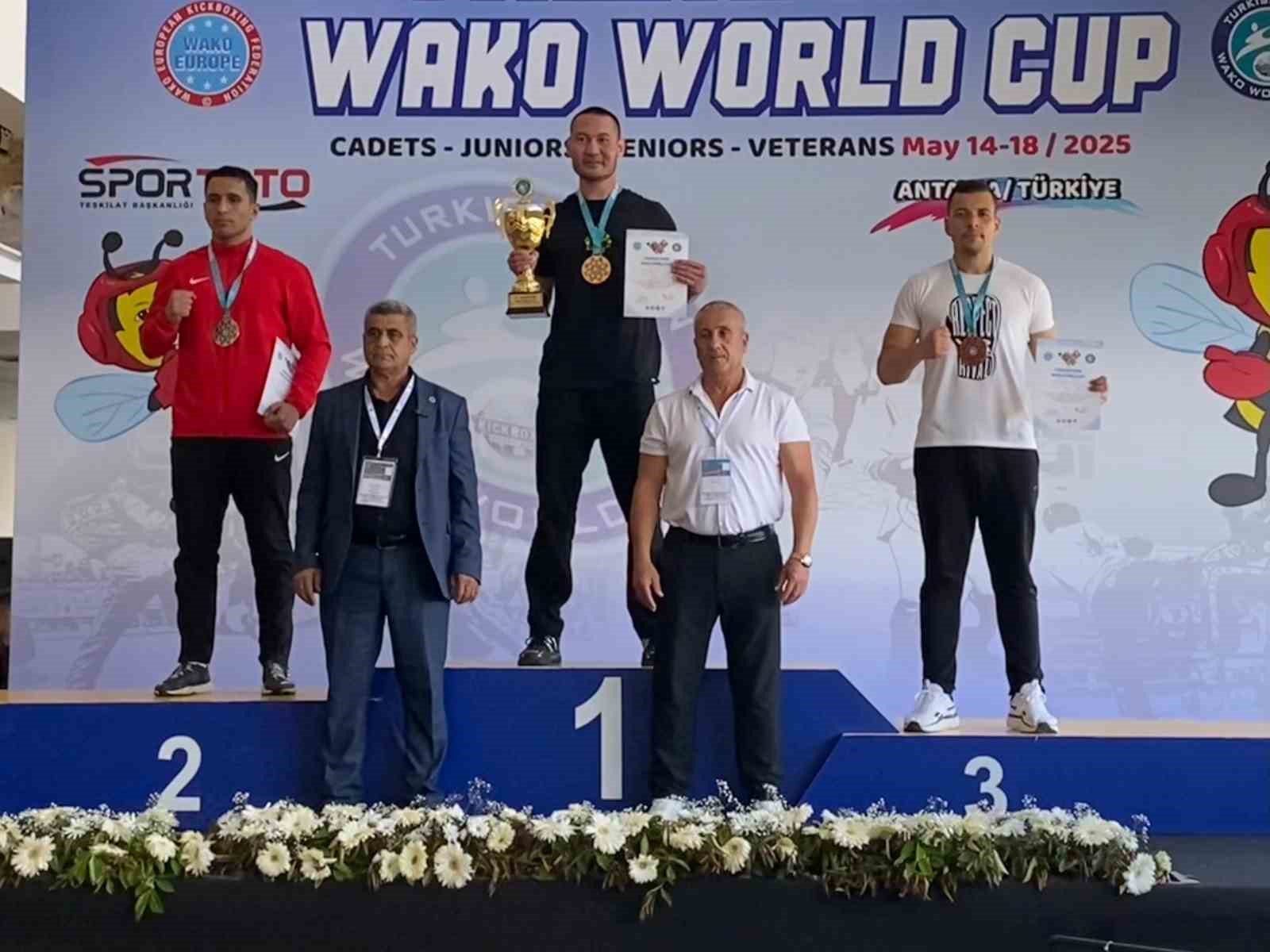 Kemer’in Kick Boks sporcuları dünya şampiyonasından dört madalyayla döndü