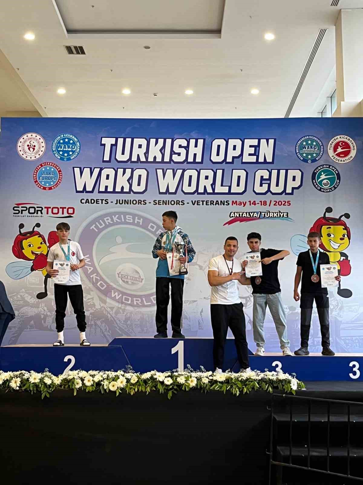 Kemer&rsquo;in Kick Boks sporcuları d&uuml;nya şampiyonasından d&ouml;rt madalyayla d&ouml;nd&uuml;
