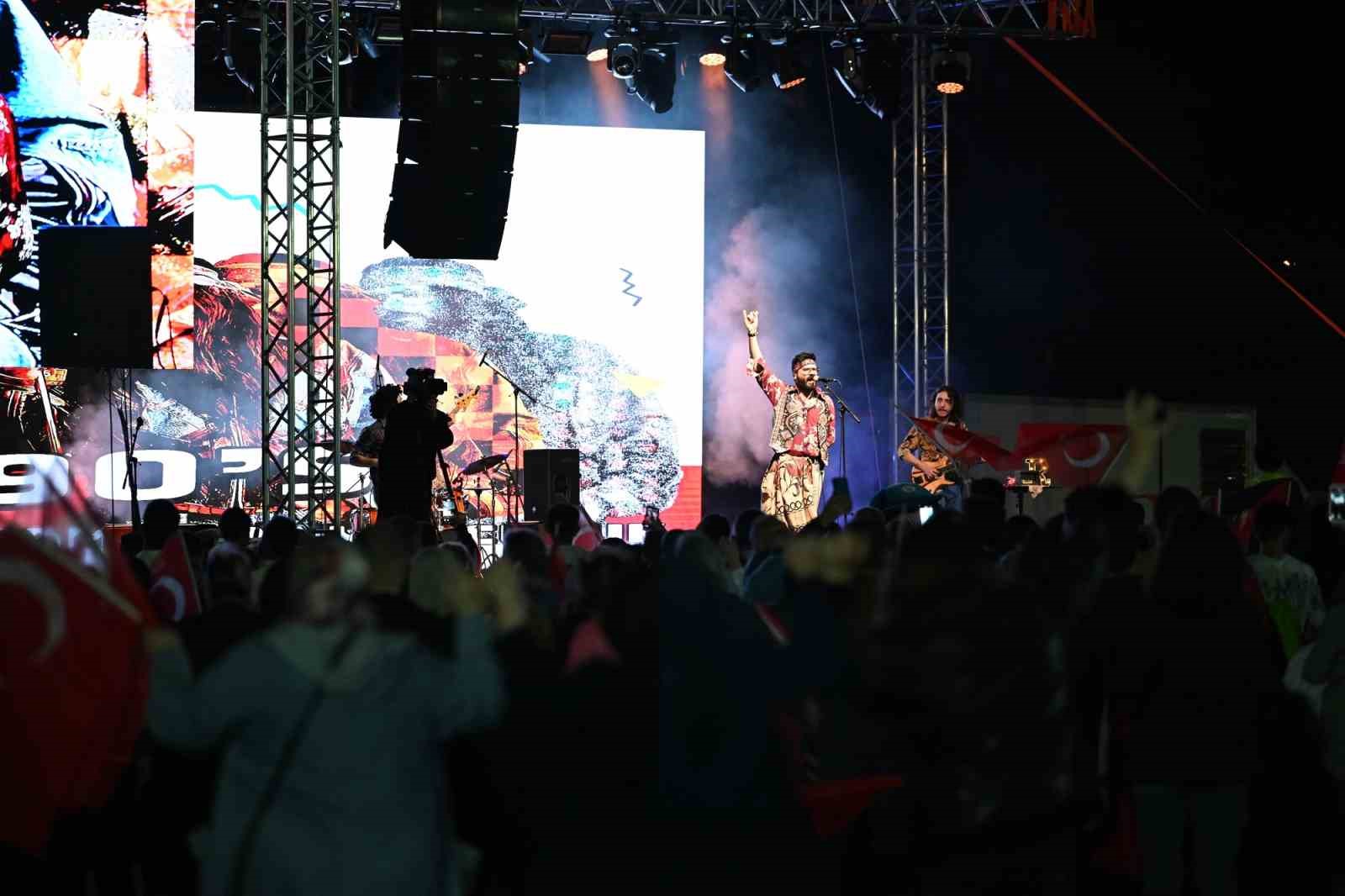 Gençlere gündüz yarışma, gece konser