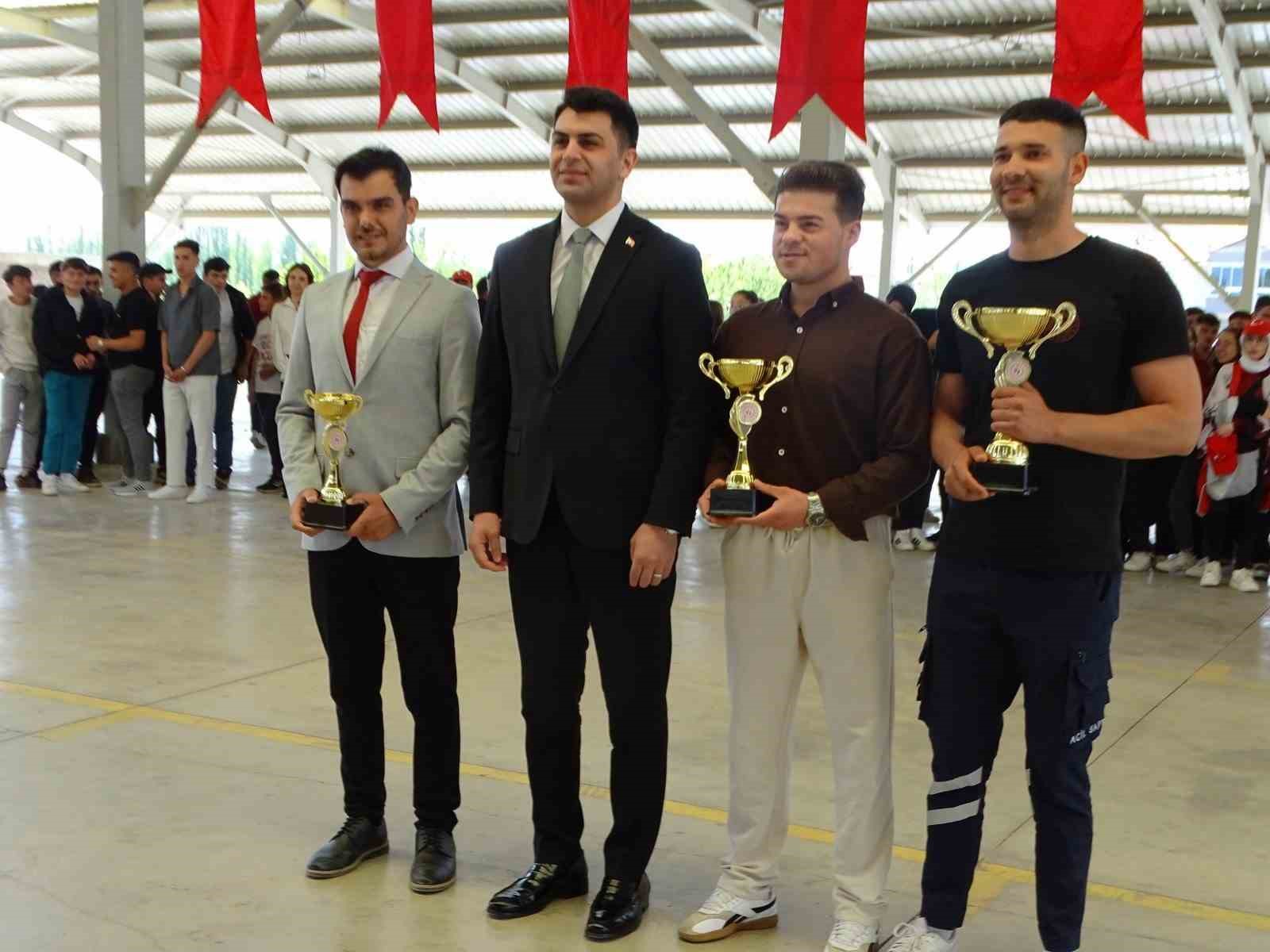 Hisarcık’ta yarışmalarda dereceye giren öğrenciler ödüllendirildi