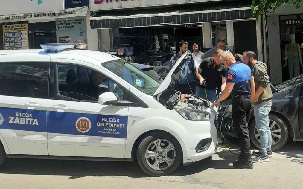 Yolda kalan aracın imdadına zabıta yetişti