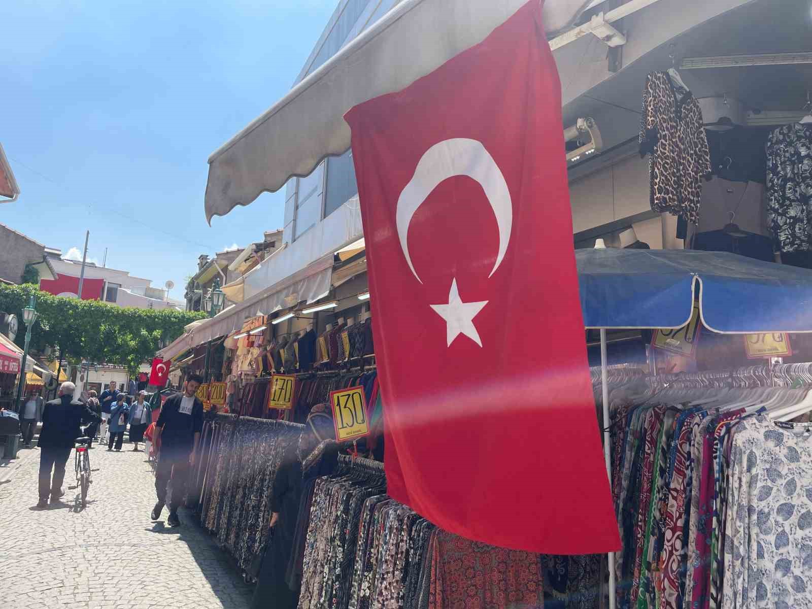 19 Mayıs&rsquo;ta d&uuml;kk&acirc;nlar T&uuml;rk bayraklarıyla donatıldı
