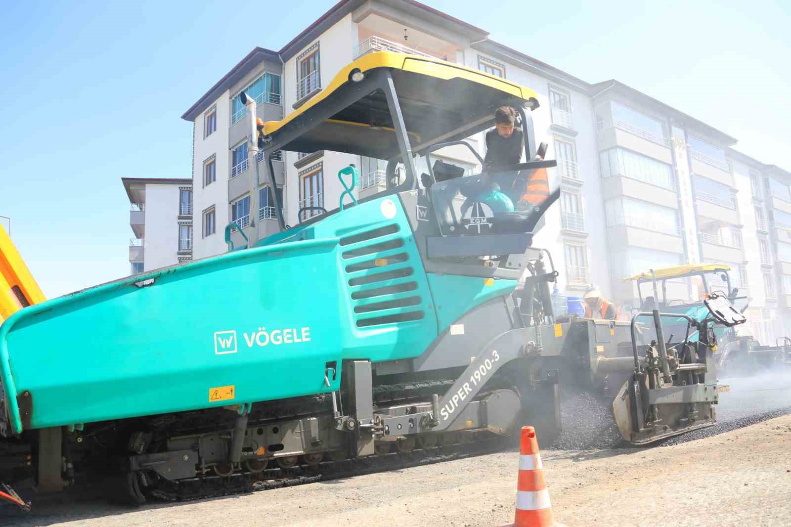 Elazığ&rsquo;da asfalt mesaisi t&uuml;m hızıyla devam ediyor
