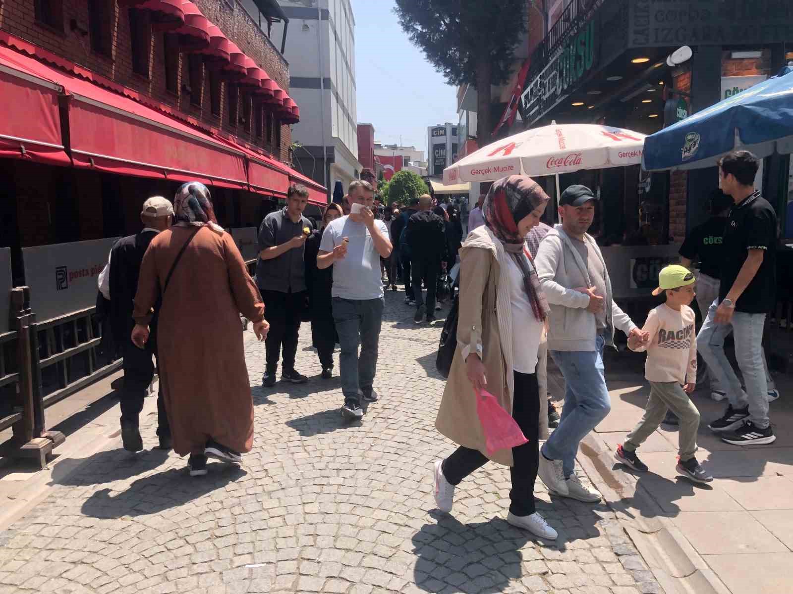 Eskişehir’de sıcak havayı fırsat bilen vatandaşlar çarşıya akın etti