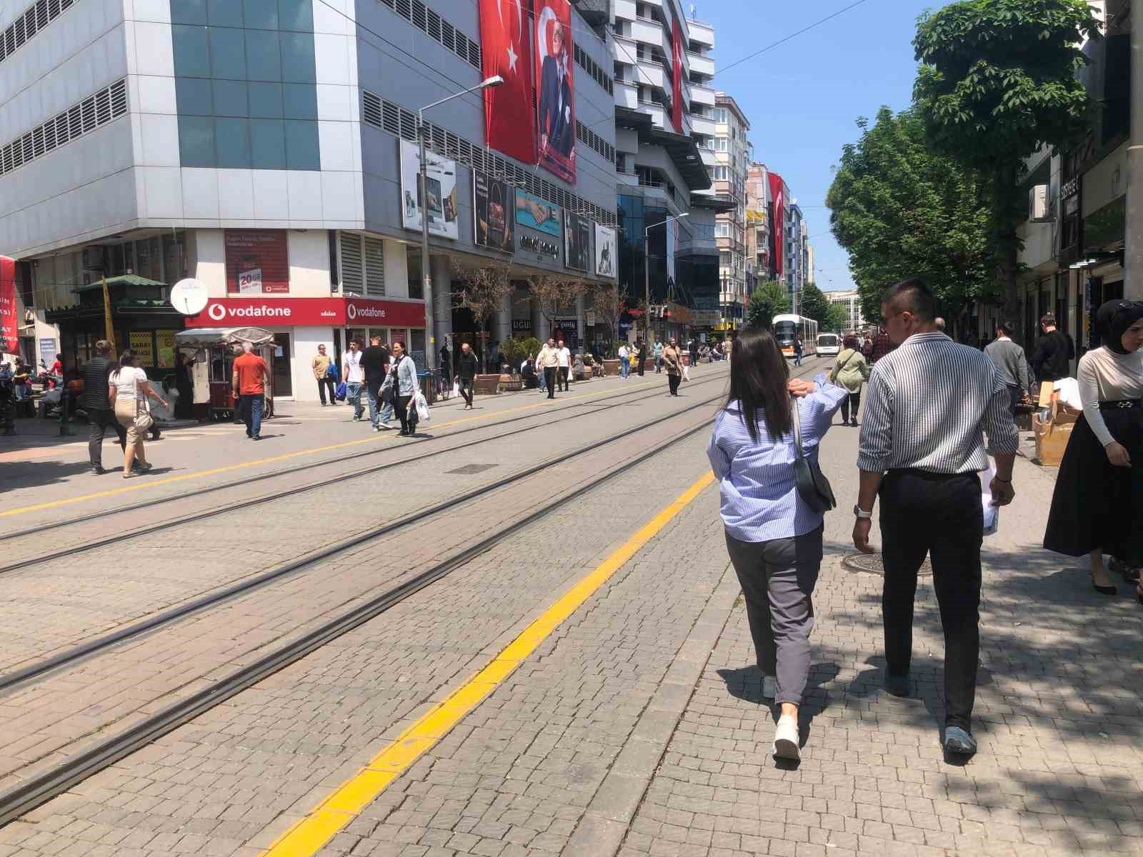 Eskişehir&rsquo;de sıcak havayı fırsat bilen vatandaşlar &ccedil;arşıya akın etti
