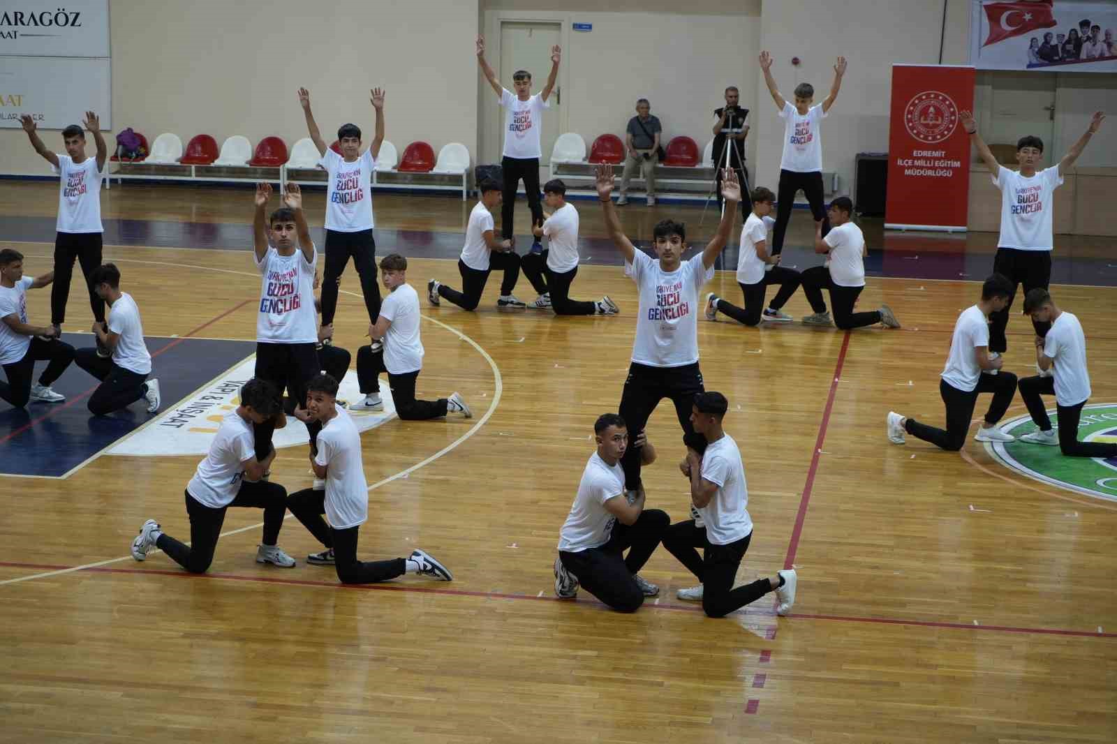 Edremit’te 19 Mayıs coşkusu gençlik yürüyüşü ve gösterilerle kutlandı