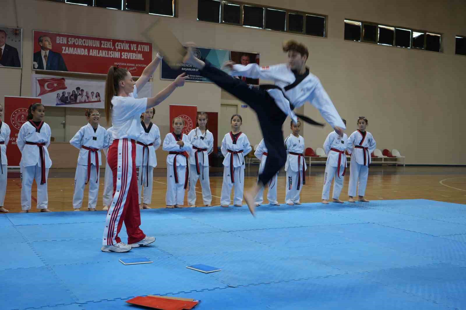 Edremit&rsquo;te 19 Mayıs coşkusu gen&ccedil;lik y&uuml;r&uuml;y&uuml;ş&uuml; ve g&ouml;sterilerle kutlandı
