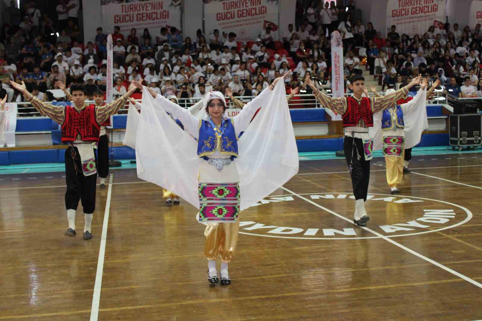 Gen&ccedil;lerin g&ouml;sterileri ayakta alkışlandı
