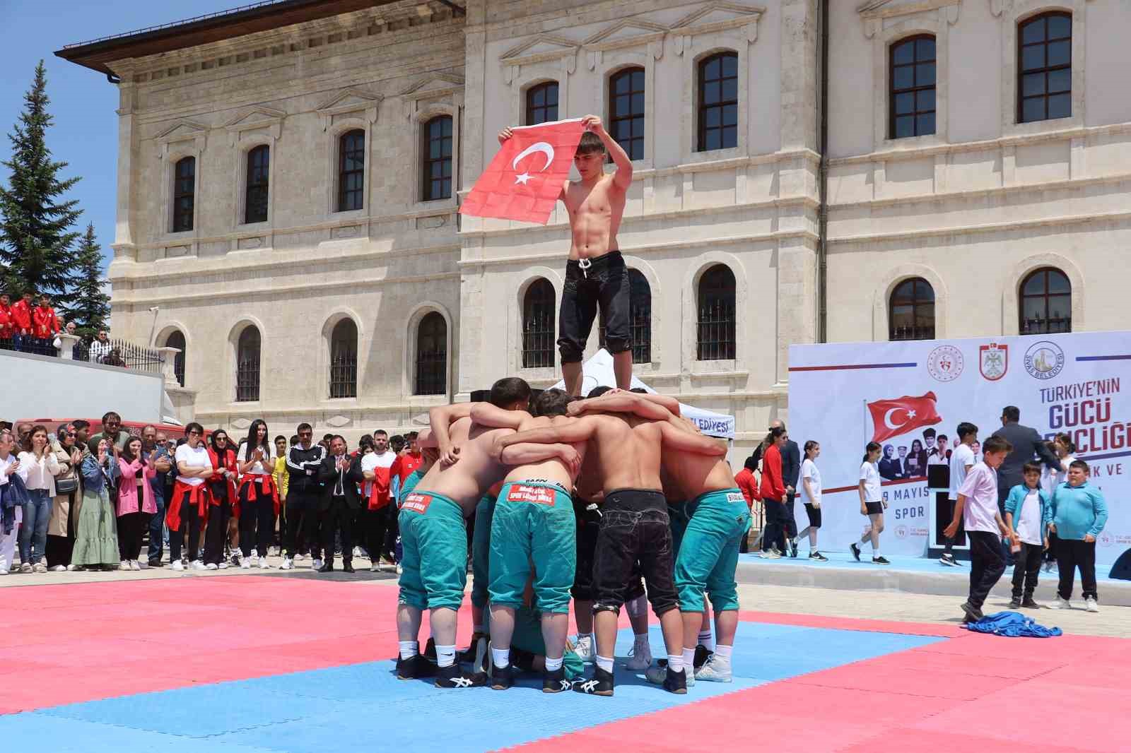 Sivas&rsquo;ta Gen&ccedil;lik ve Spor Bayramı coşkuyla kutlandı
