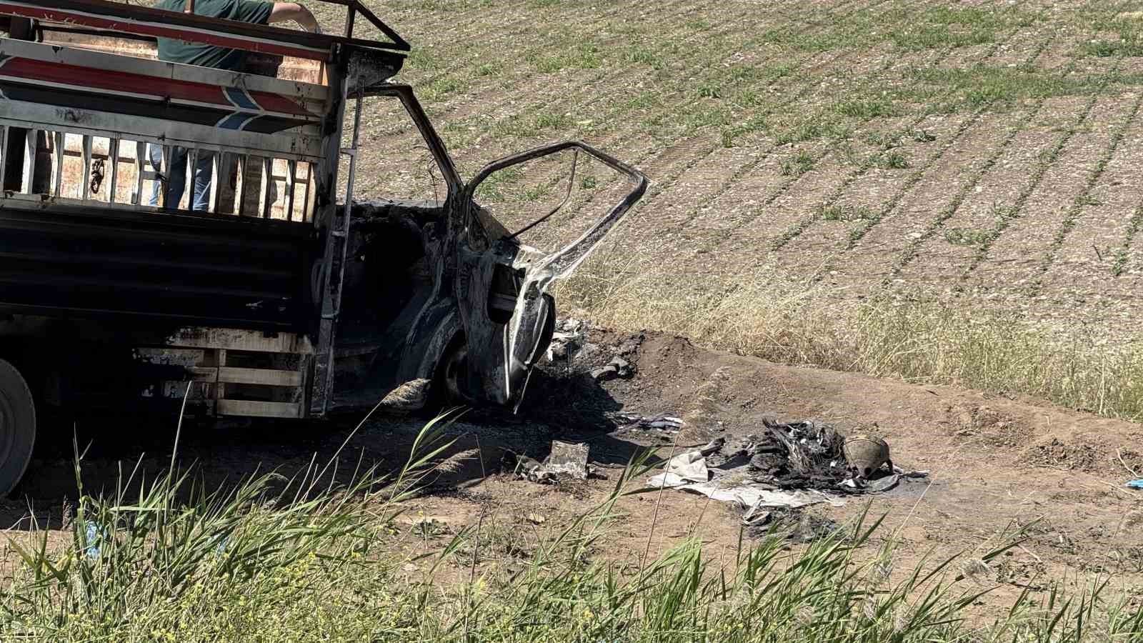 Diyarbakır&rsquo;da baba oğul kamyonetle yanmış halde bulundu
