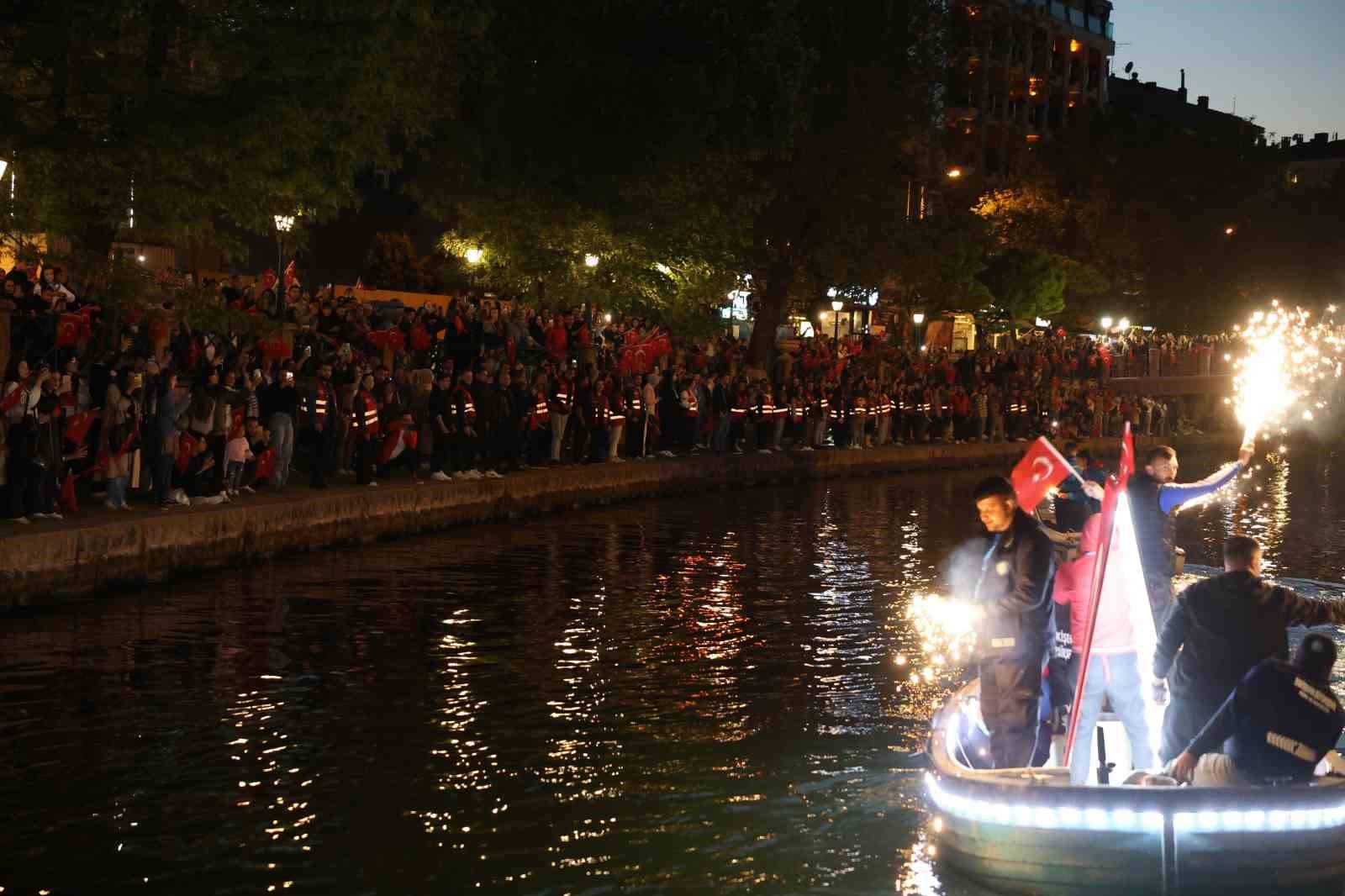 Porsuk Çayı’nda fener alayı düzenlendi