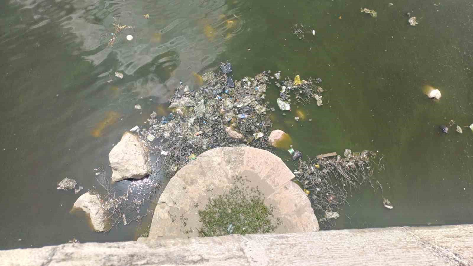 Seyhan Nehri&rsquo;nde kirlilik: İzmir K&ouml;rfezinden bile daha k&ouml;t&uuml; durumda
