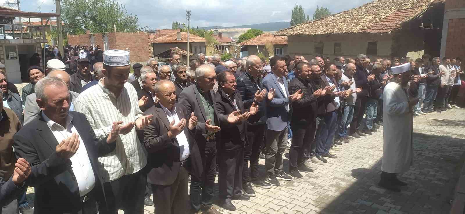 Hisarcık Aşağı Yoncaağaç köyünde hayır yemeği ve yağmur duası