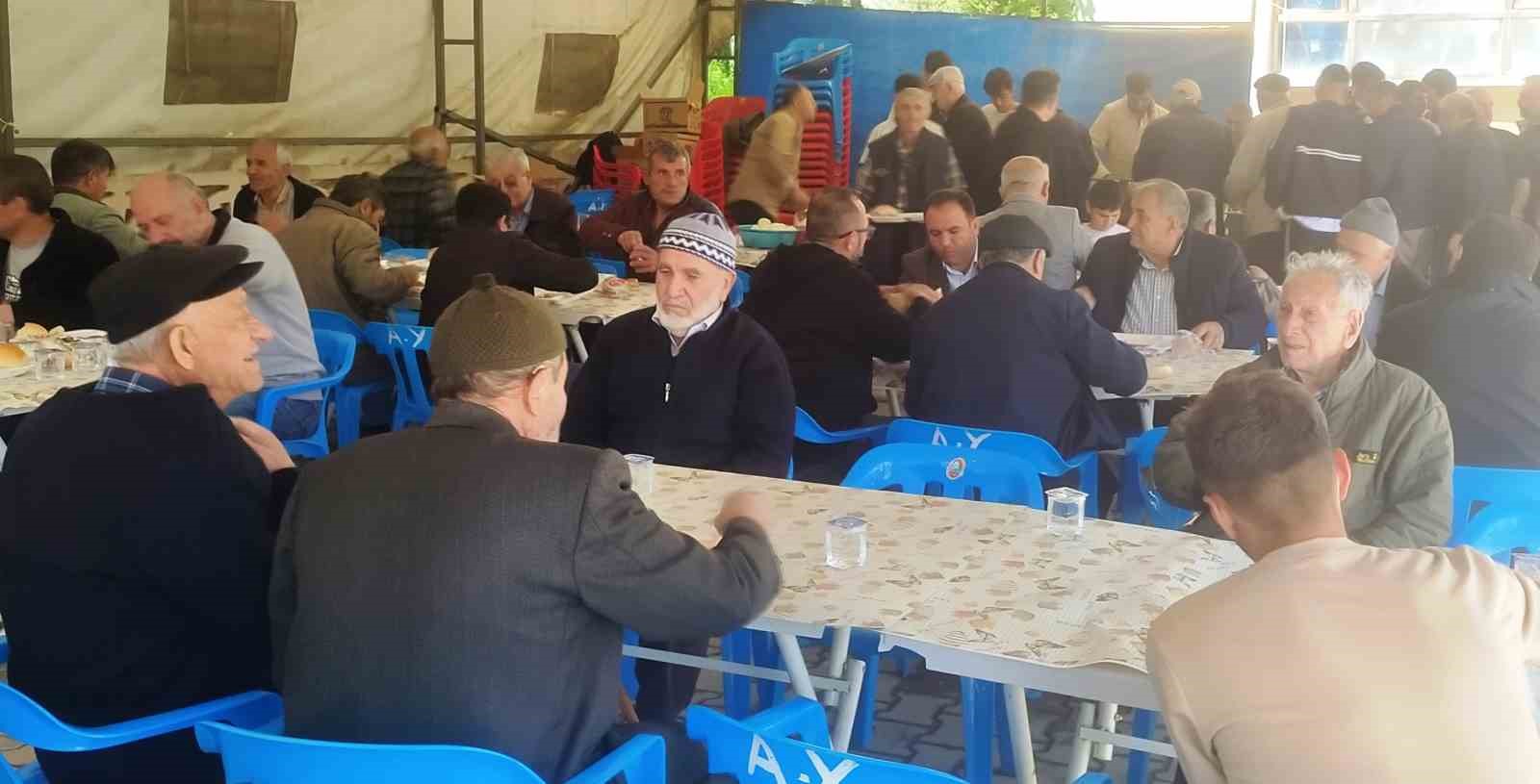 Hisarcık Aşağı Yoncaağa&ccedil; k&ouml;y&uuml;nde hayır yemeği ve yağmur duası
