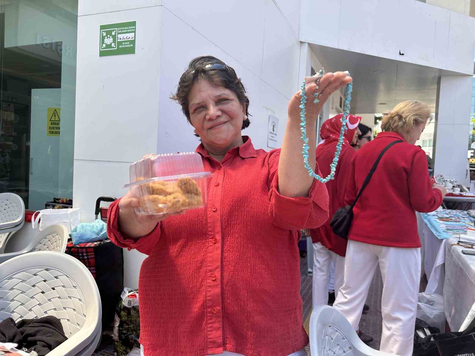 Kadınların &uuml;rettiği el emeği &uuml;r&uuml;nler ev ekonomisine katkı sağlıyor
