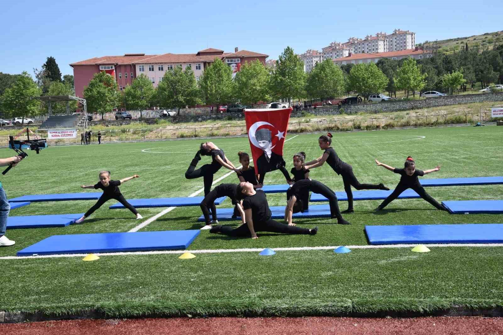 Sındırgı&rsquo;da 19 Mayıs coşkusu stadyuma yaşandı
