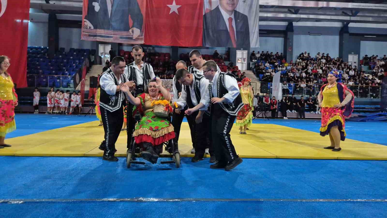 Özel gençlerin gösterisi beğeni topladı