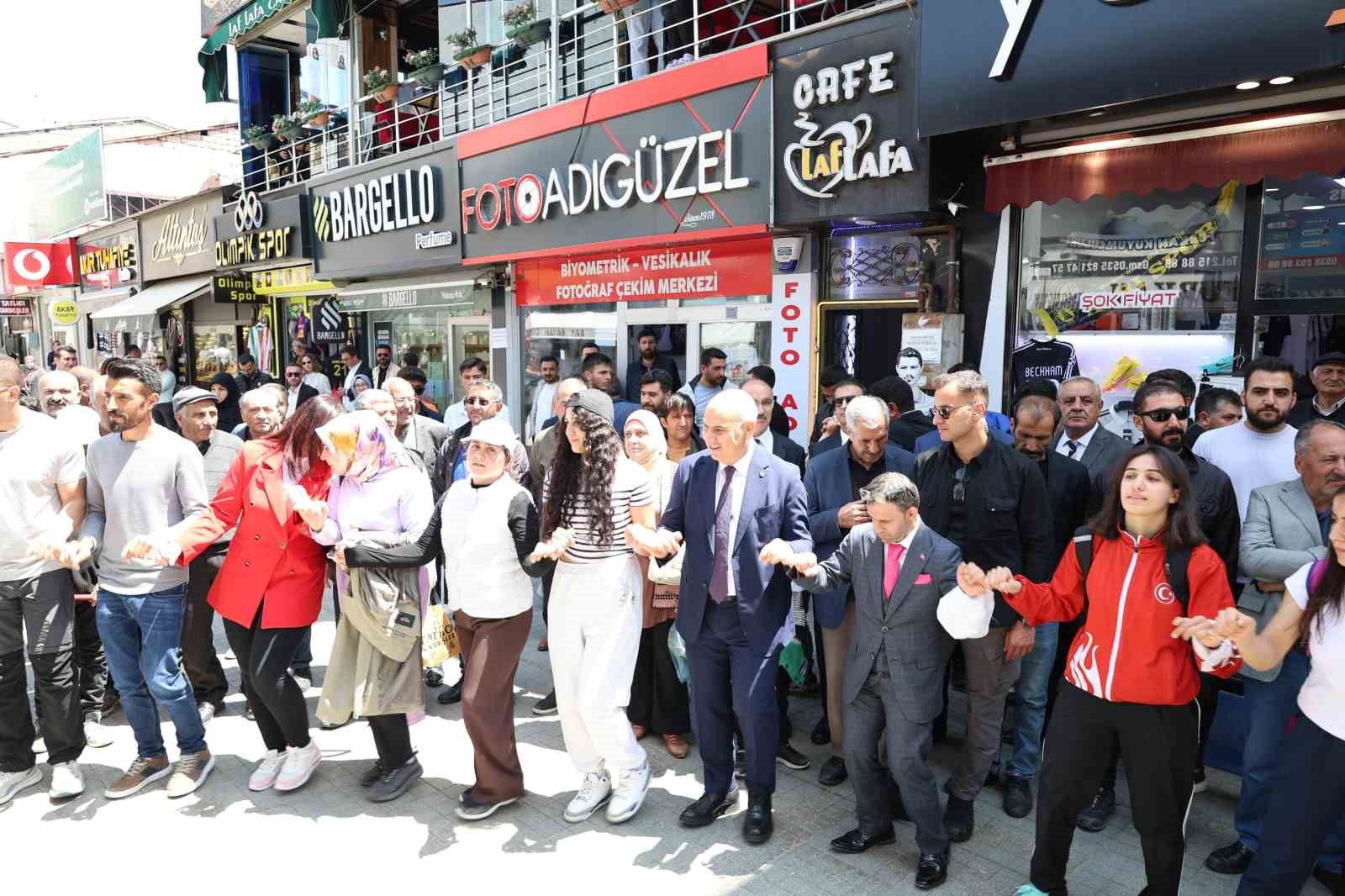 Ağrı&rsquo;da 19 Mayıs, kortej y&uuml;r&uuml;y&uuml;ş&uuml; ve sportif etkinliklerle kutlandı
