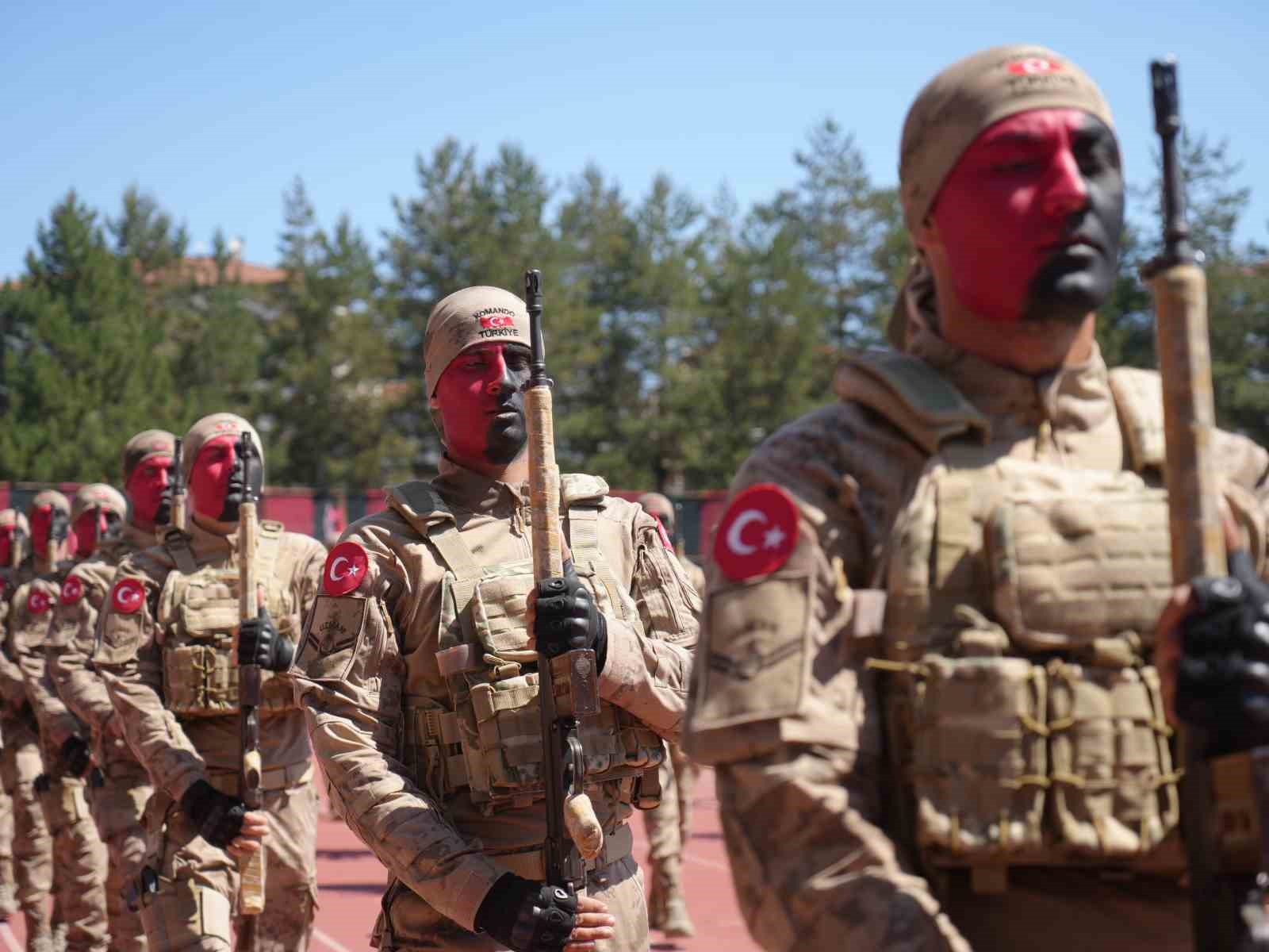 Komandoların 19 Mayıs gösterisi ile hayran bıraktı