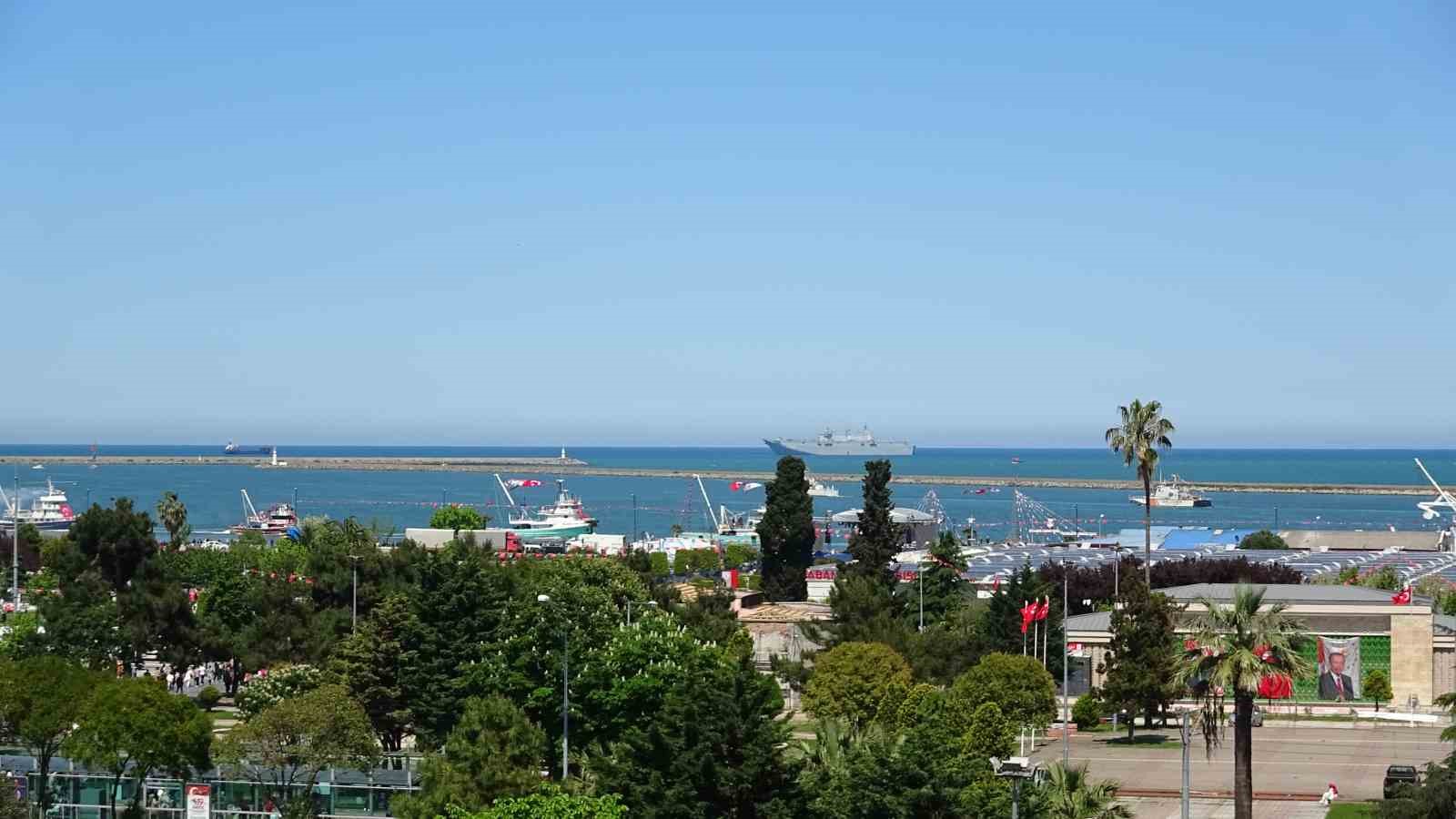 Balık&ccedil;ı teknelerinden t&ouml;ren ge&ccedil;işi: TCG Anadolu ve kortej aynı karede
