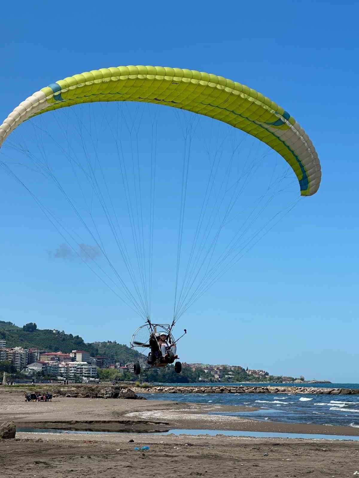 Giresun&rsquo;da 19 Mayıs g&ouml;sterisinde paramotor kazası: 1 yaralı

