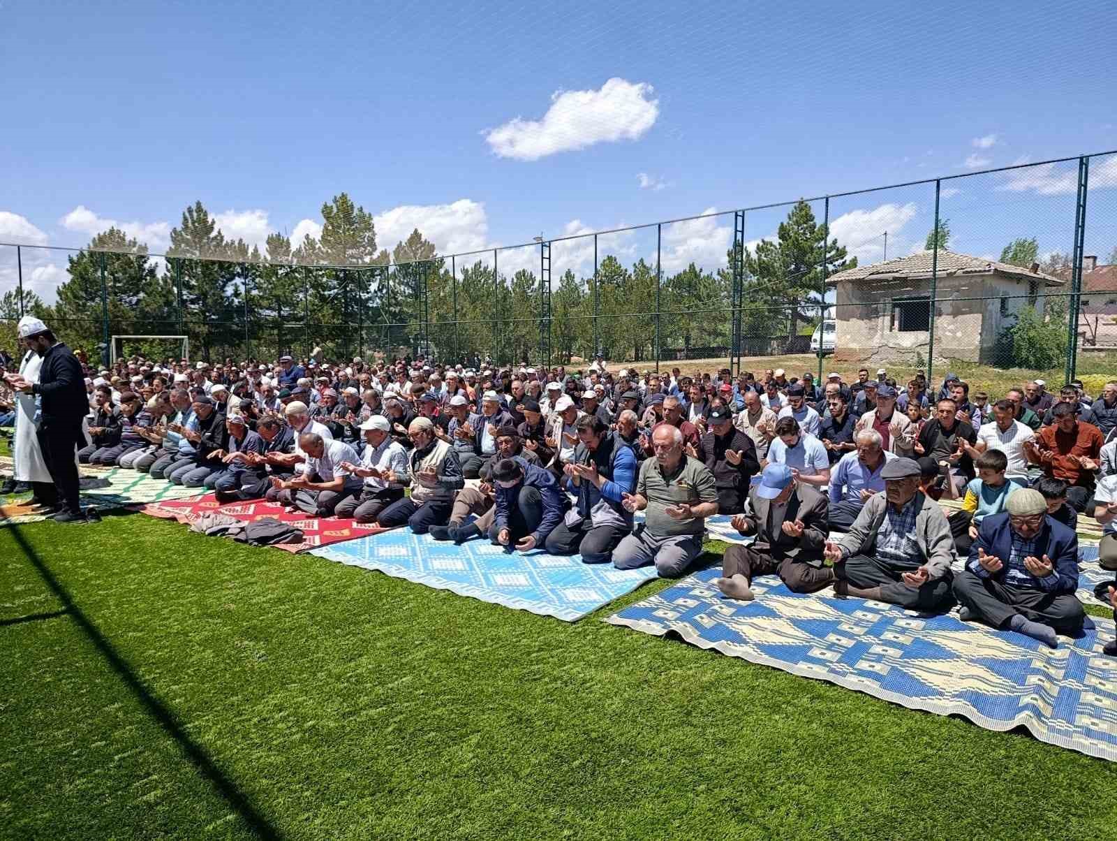 H&uuml;y&uuml;k ve Derbent&rsquo;te &ccedil;ift&ccedil;iler yağmur duasında buluştu
