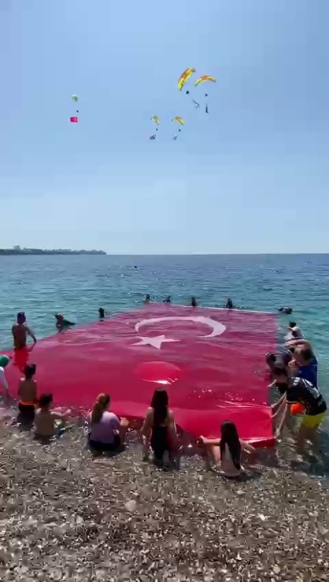 19 Mayıs’ı denizde dev Türk bayrağı açarak kutladılar
