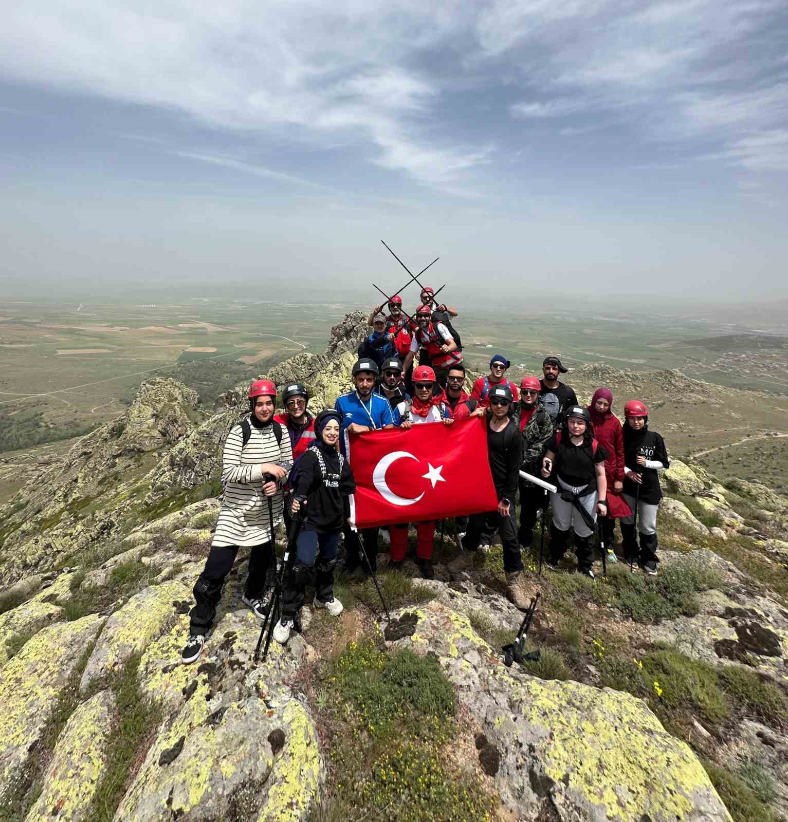 Dağcılar 19 Mayıs’ı bin 530 rakımlı zirvede kutladı