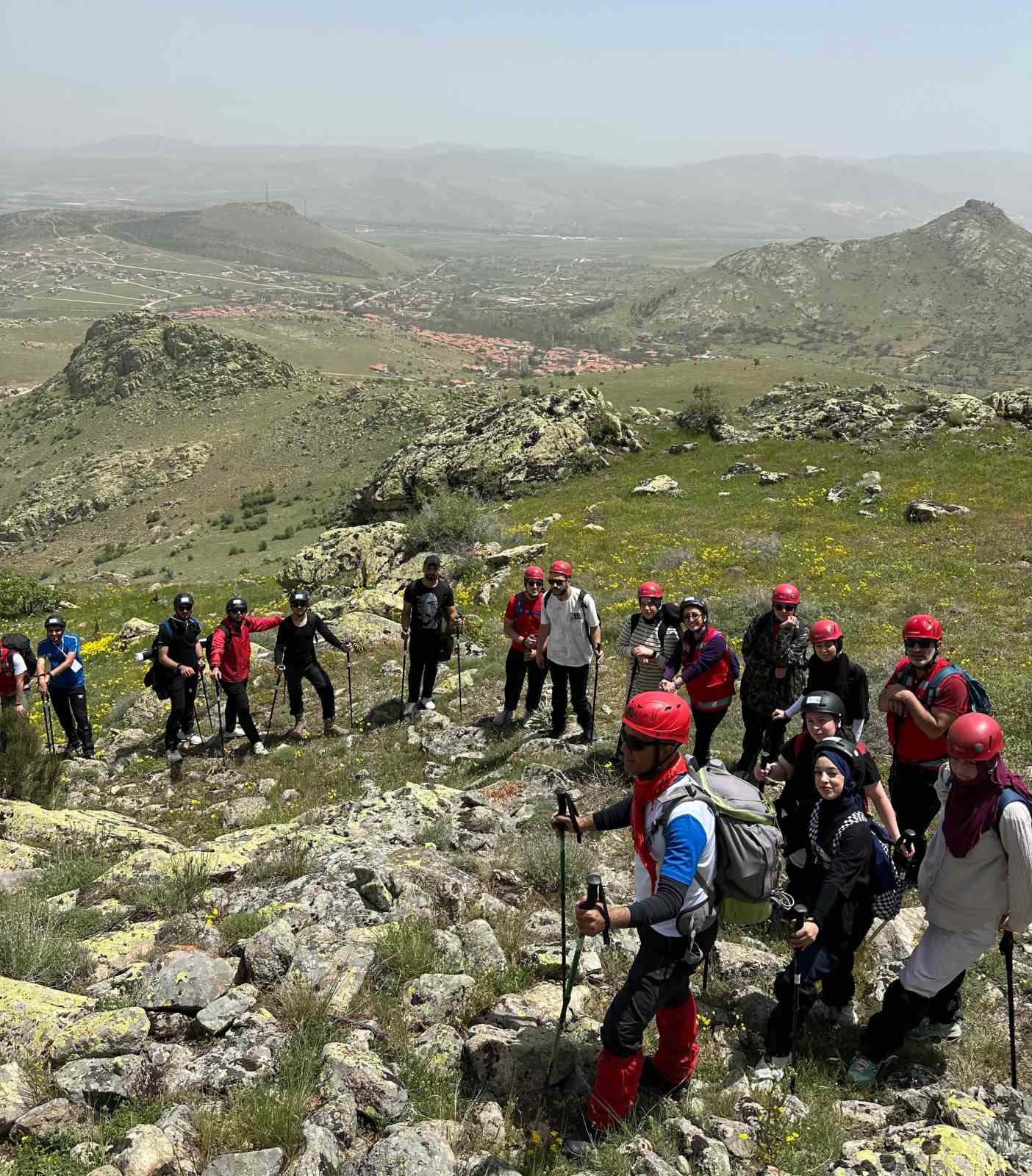 Dağcılar 19 Mayıs&rsquo;ı bin 530 rakımlı zirvede kutladı

