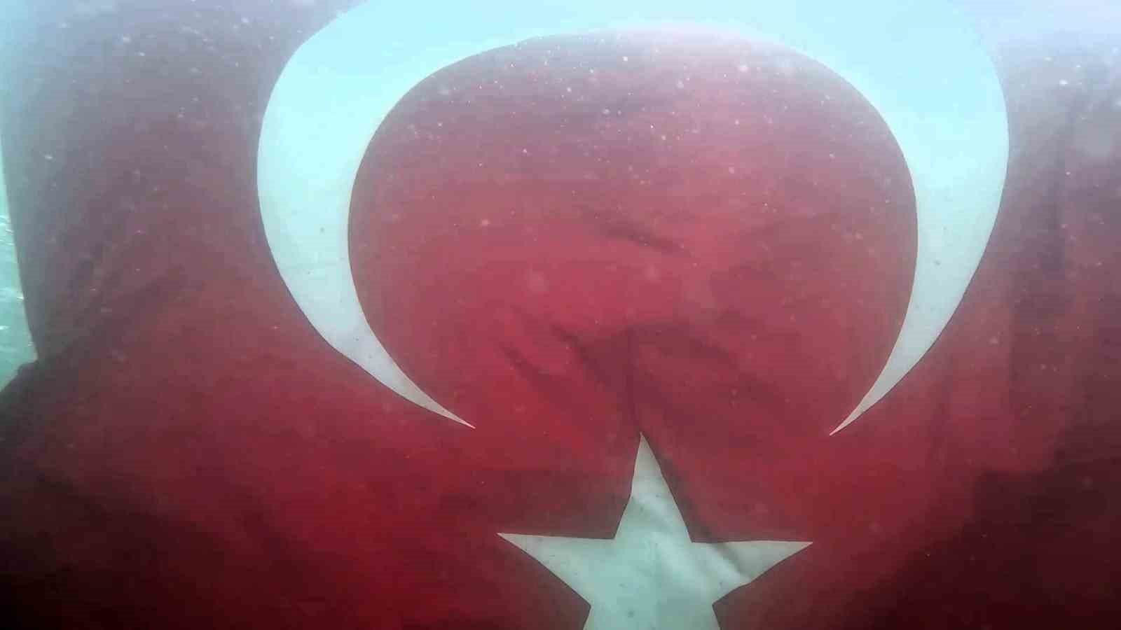 Karab&uuml;k&rsquo;te 19 Mayıs&rsquo;a &ouml;zel dalış: G&ouml;lette T&uuml;rk Bayrağı&rsquo;nı b&ouml;yle dalgalandırdılar
