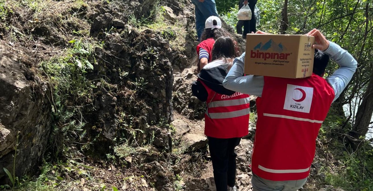 Kızılay ekibinden arama çalışmalarına katılanlara sıcak yemek