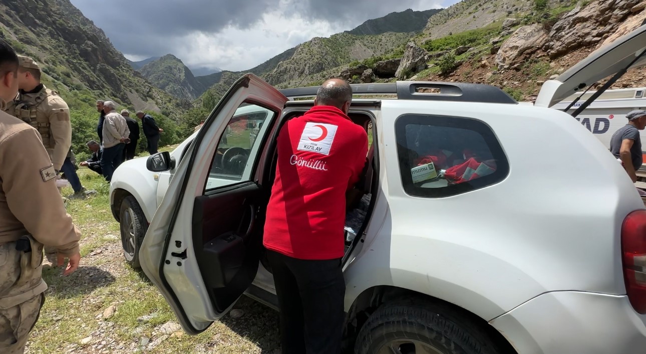 Kızılay ekibinden arama &ccedil;alışmalarına katılanlara sıcak yemek
