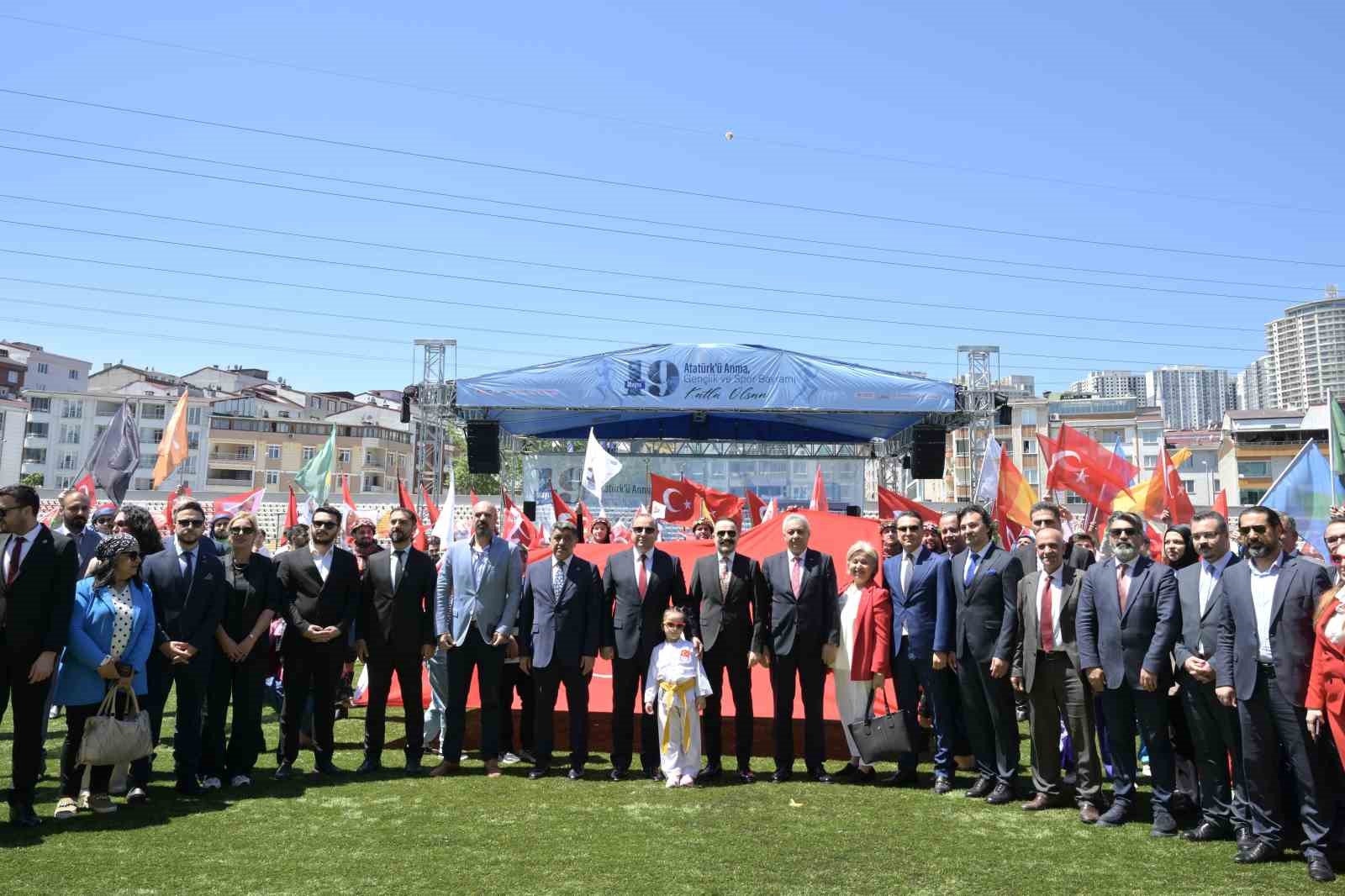 Esenyurt’ta 19 Mayıs coşkusu doyasıya yaşandı: Yüzlerce kişi Turgut Özal Stadyumu’nda buluştu