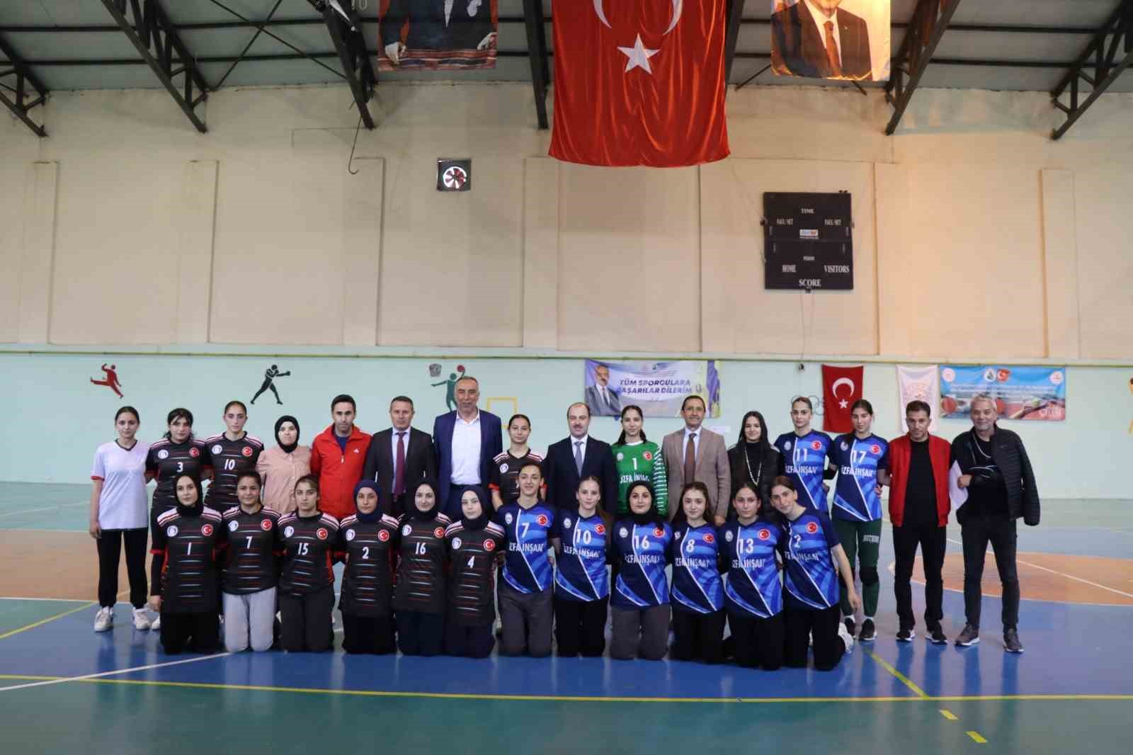 Oltu’da hentbolun şampiyonu Oltu Anadolu Lisesi