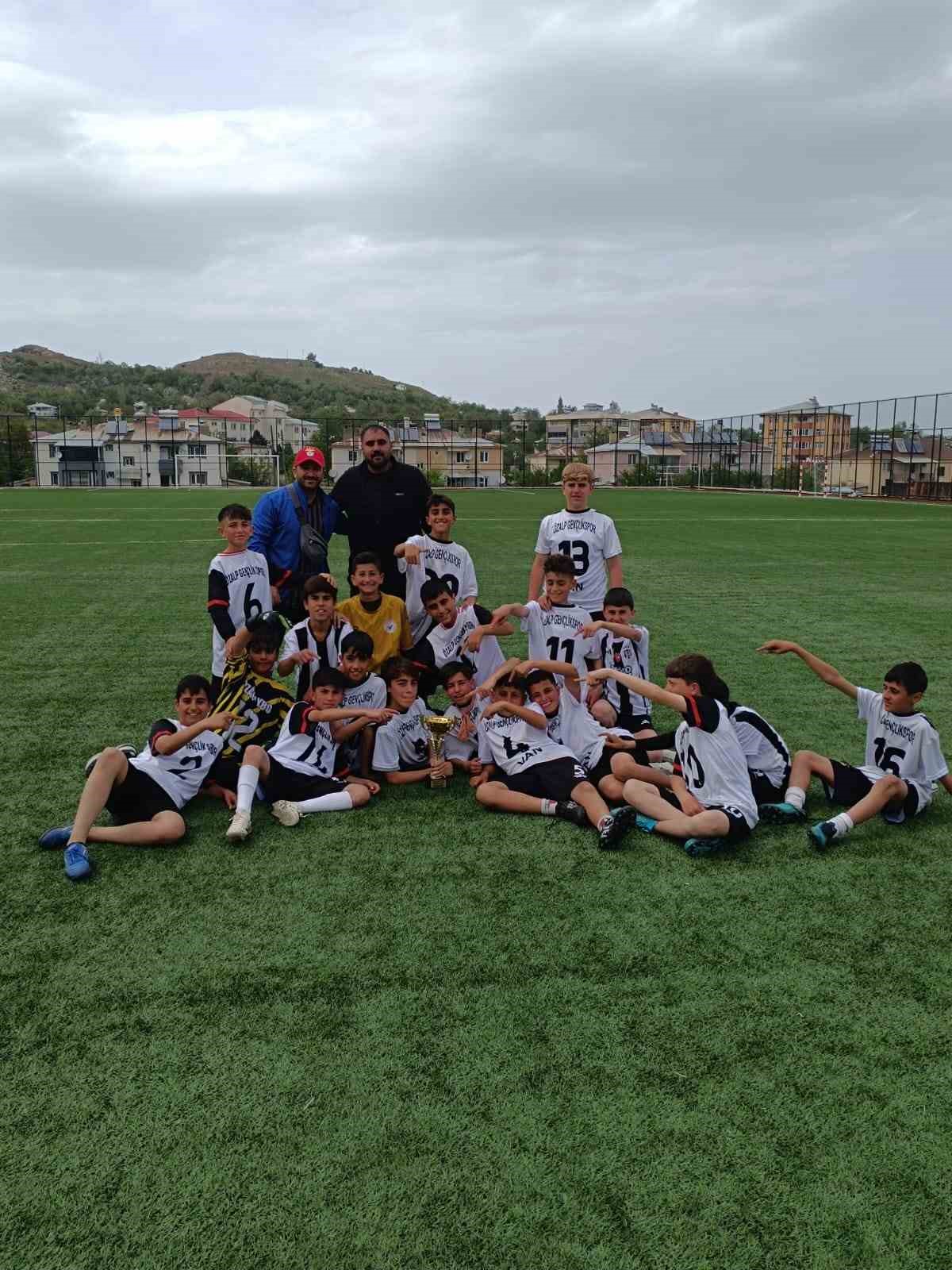 &Ouml;zalp Gen&ccedil;likspor U12 Futbol Takımı şampiyon oldu
