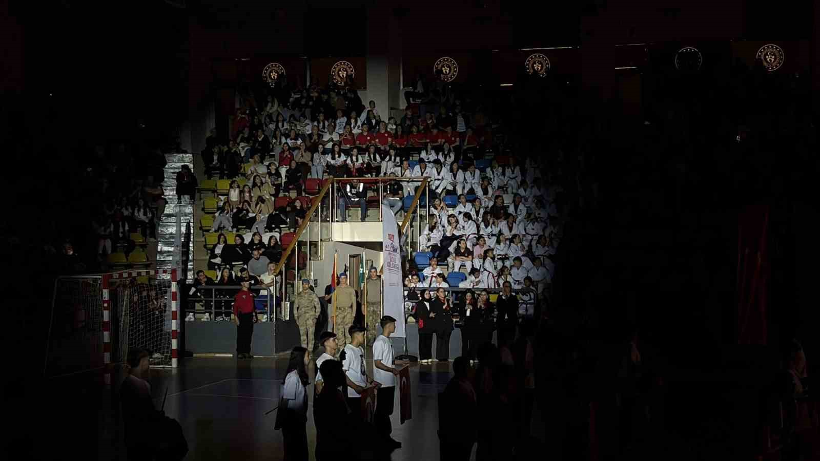 Komandoların g&ouml;sterisi dakikalarca alkışlandı
